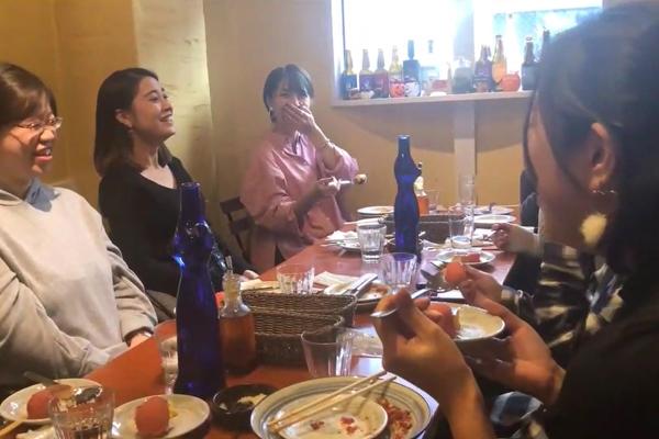 レストランを借り切って普段とは違う解放感の中で本音を語り合います